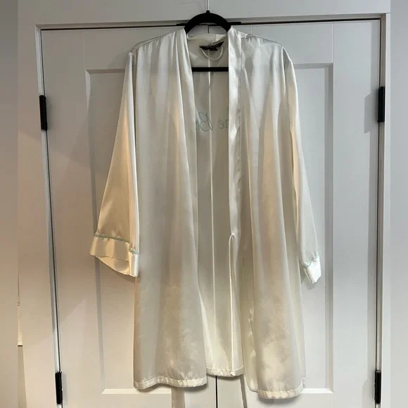 The Bride Robe - Picture 2 of 5